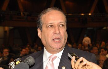 Presidente del Senado ordena retiro de policías y militares de las inmediaciones del Congreso