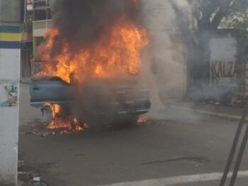 Coje fuego minibús del transporte público