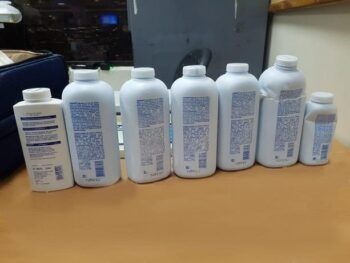 Apresan mujer cuando salía del país con siete envases de talco rellenos de cocaína