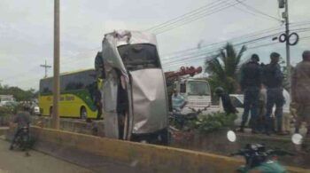Varias personas heridas de gravedad tras colisionar carro con dos motocicletas en Las Américas