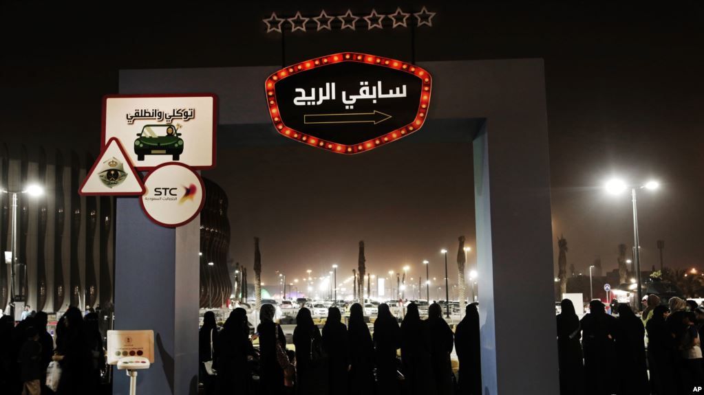 Arabia Saudí da luz verde para que mujeres puedan viajar sin permiso de un hombre