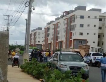 Varios heridos en La Ciudad Juan Bosch luego de chocar guagua de OMSA y un camión