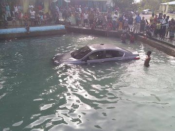 Carro cae a balneario en Barahona