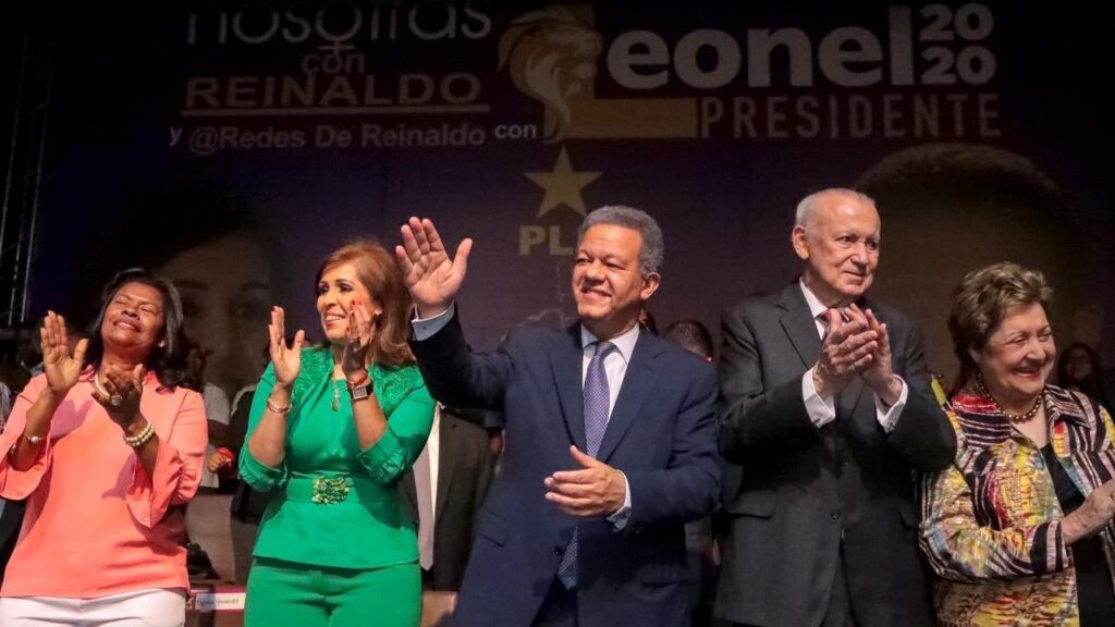 Leonel Fernández recibe apoyo formal de la esposa de Reinaldo Pared Pérez