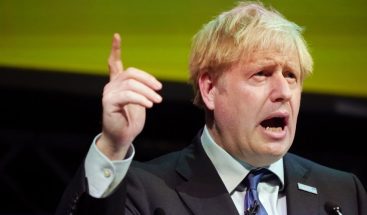 Ministro británico advierte variante de COVID detectada en Reino Unido es más letal