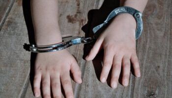 Esposan niña de 6 años en una escuela primaria de Florida