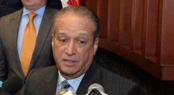 Reinaldo Pared Pérez anuncia que tiene cáncer  en el esófago