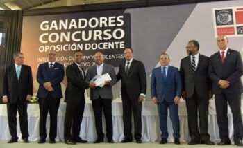 Ministro de Educación solicita a maestros respetar las horas de clases