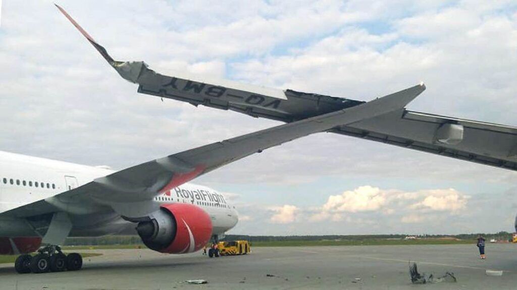 Dos aviones chocan en aeropuerto de Rusia