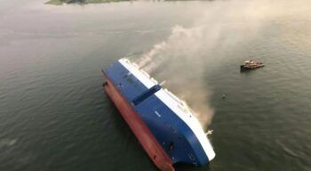 Se hunden cuatro mil vehículos Hyundai y Kia