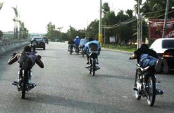 Fallece joven durante carrera clandestina de motores en Barahona