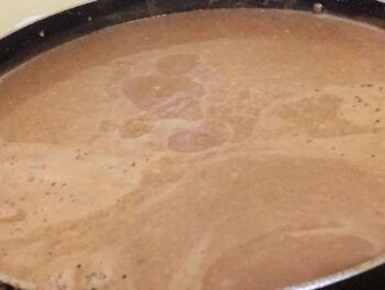 Niño cae en olla de habichuelas con dulce hirviendo