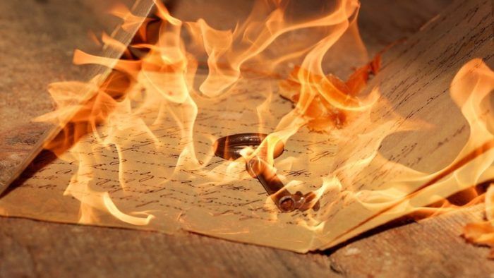 Tratando de quemar las cartas de amor de su ex novio, quema el departamento entero