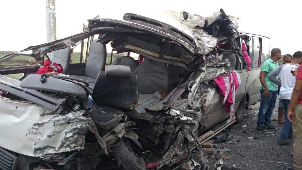 Tres muertos y 12 heridos tras accidente en Montecristi