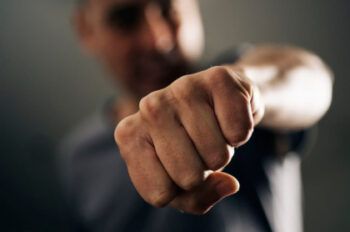 Estudiante mata a un compañero de un puñetazo