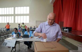 Francisco Domínguez Brito, depositó su voto en las urnas a las 9:15 de la mañana
