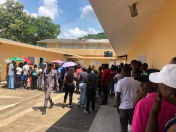Cientos de personas acuden a votar, en los últimos minutos