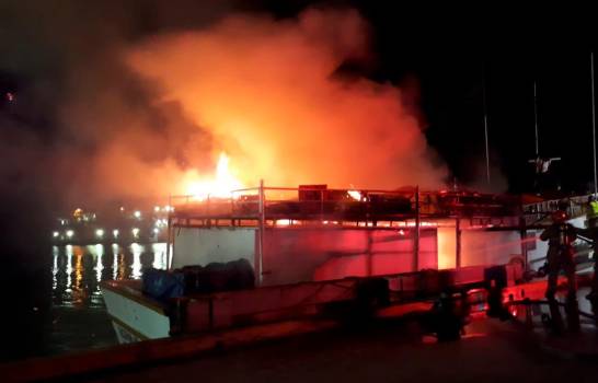 Se incendia barco en San Pedro de Macorís