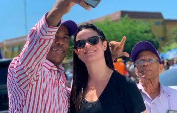Hija de Leonel Fernandez estuvo presente en la manifestación de su padre frente a la JCE