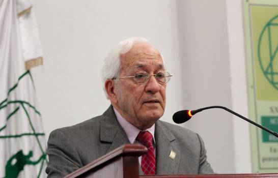 Luis Scheker Ortiz continuará como presidente de la Academia de Ciencias