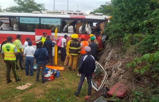 17 heridos tras estrellarse autobús en la Autopista del Nordeste