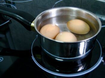 Muere durante apuesta tras comer 50 huevos