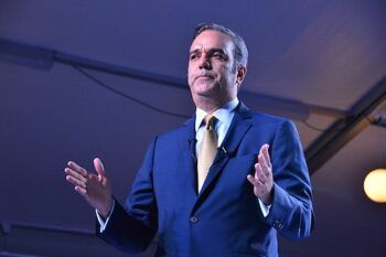 Abinader promete a mujeres más asistencia social a pobres