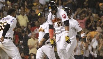 Águilas golpean a los Leones al derrotarlo 9-1