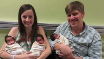 Tiene trillizos negros y su mujer alega que es porque come mucho chocolate