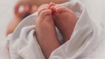 Bebé muere después de que sus padres lo sometieran a dieta de frutas y verduras