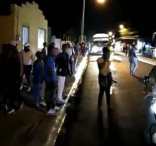 Jóvenes participaron en caravana PLD en Azua bloquearon el tránsito porque no le pagaron dinero prometido