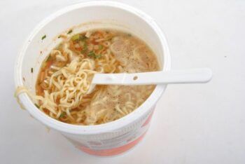 Murió luego de comer un vaso de sopa instantánea