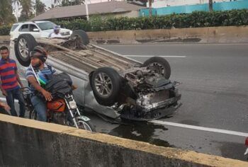 Hombre atropella dos agentes policiales en Autopista de Las Américas