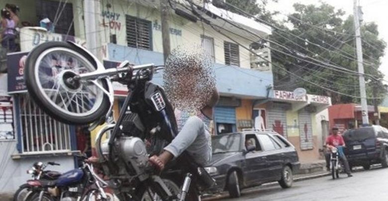 Muere joven mientras «calibraba» su motocicleta