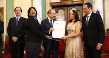 Presidente Danilo Medina entrega Premio Nacional de Periodismo a periodista Emilia Pereyra