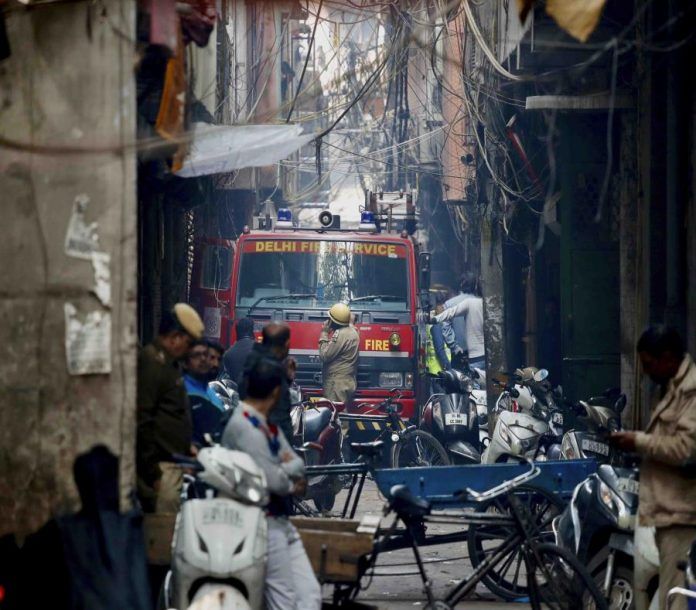 43 muertos en la India tras incendio en un taller