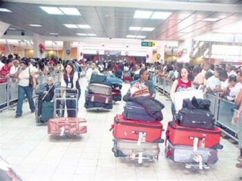Miles de dominicanos llegan al país para celebrar las navidades