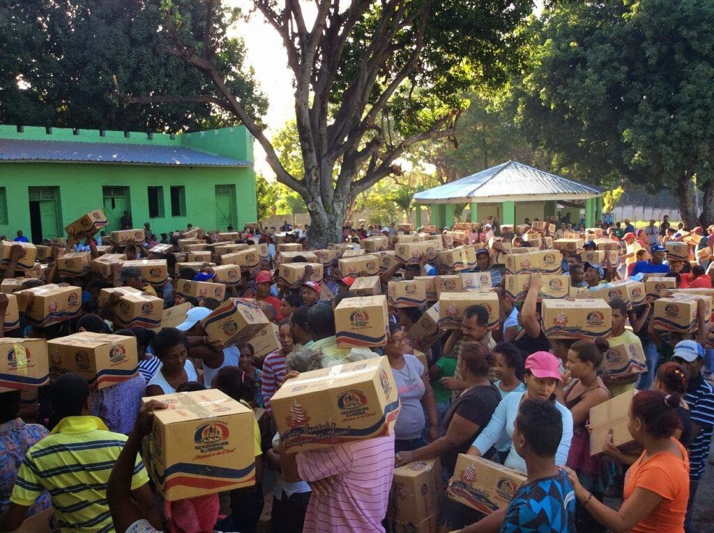 Varios heridos durante entrega de cajas navideñas en Azua