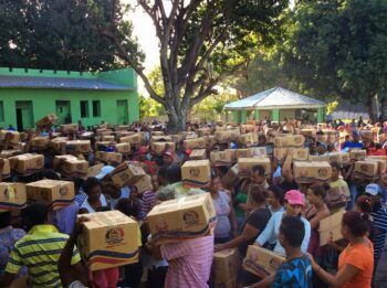 Varios heridos durante entrega de cajas navideñas en Azua