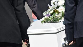 Hombre llega a su funeral vivo y coleando