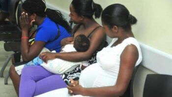 El gobierno dominicano invierte demasiado recursos en parturientas haitianas