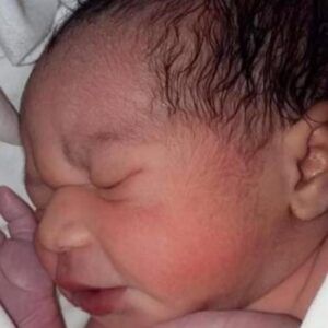 Dejan abandonada recién nacida frente a una vivienda en Boca Chica