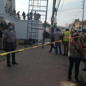 Cable de alta tensión  achicharra dos hombres en Herrera 