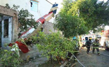 Avioneta cae en una casa y mueren dos personas