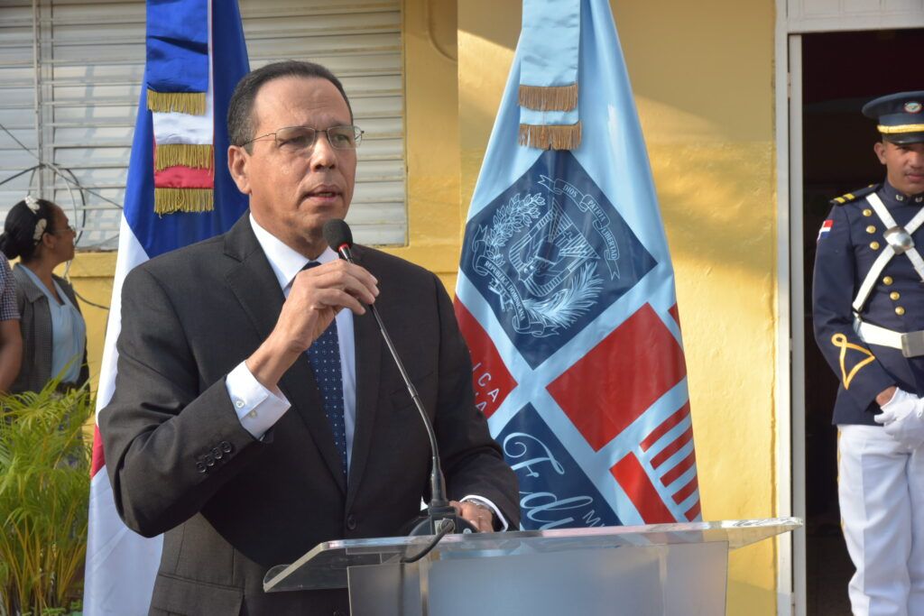 Ministro de Educación exhorta a estudiantes a interesarse por conocer historia dominicana