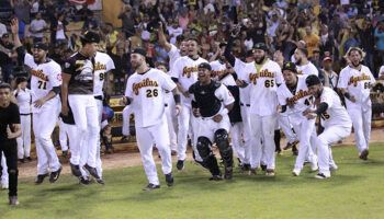 Águilas aun viven luego de derrotar a los Toros