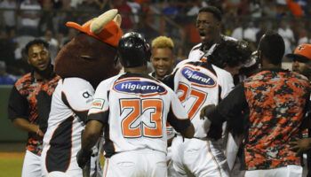 Toros consiguen segundo triunfo ante Licey en la serie final