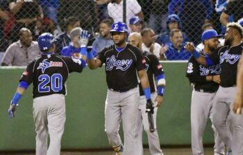 Licey hace practica de bateo frente a los Toros en el primer partido de la serie final