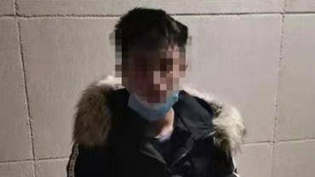 Mujer en China asusta a un ladrón fingiendo estar infectada con el coronavirus