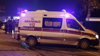 Los pasajeros de un avión partido en dos en Estambul salen de los escombros